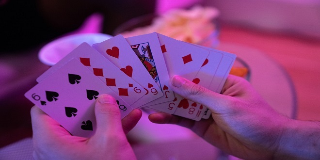 What are the top advantages of playing the game of Rummy?